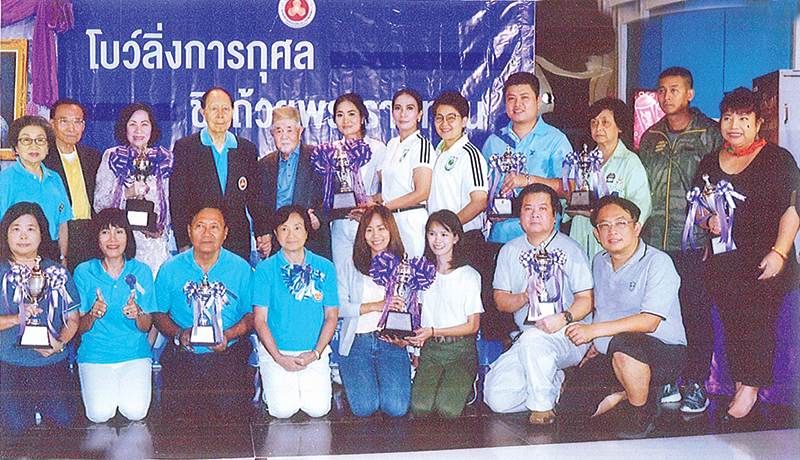 พล.ร.อ.ม.จ.ปุสาณ สวัสดิวัตน์ ถ่ายภาพร่วมกับผู้ชนะประเภทต่างๆ สร้างความปลื้มปีติให้กับผู้ได้รับรางวัลเป็นอย่างยิ่ง