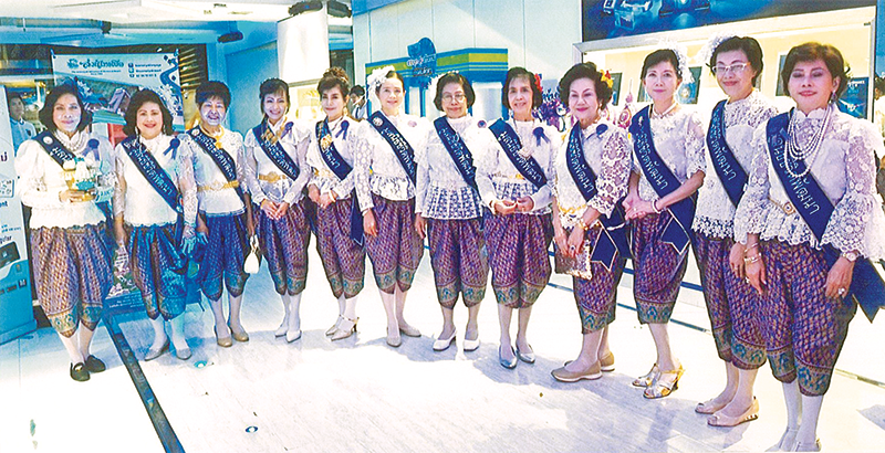  ดร.ศุลีมาศ สุทธิสัมพัทน์ ประธานจัดการแข่งขัน พร้อมด้วยคณะทำงาน สมาชิกชมรมธรรมานามัย 