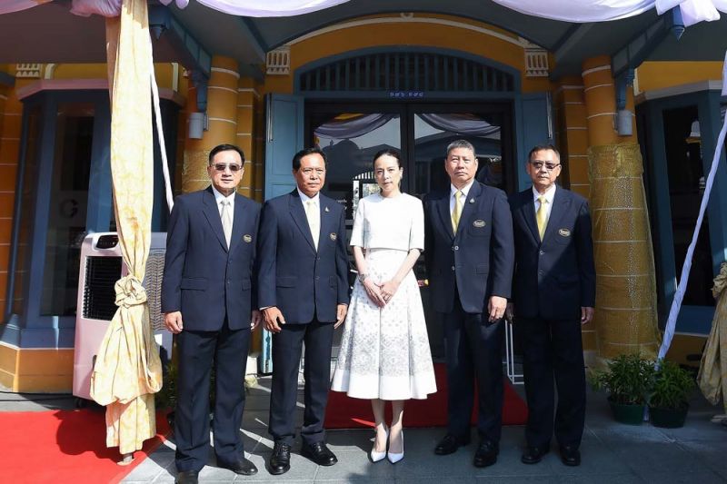 คณะกรรมการ บจก.สุวรรณชาด วิชัย ชาญสาคร, สุเมธ ภิญโญสนิท, นวลพรรณ ล่ำซำ, พิพิธ พิชัยศรทัต และ
บุญชัย แสงจันทร์