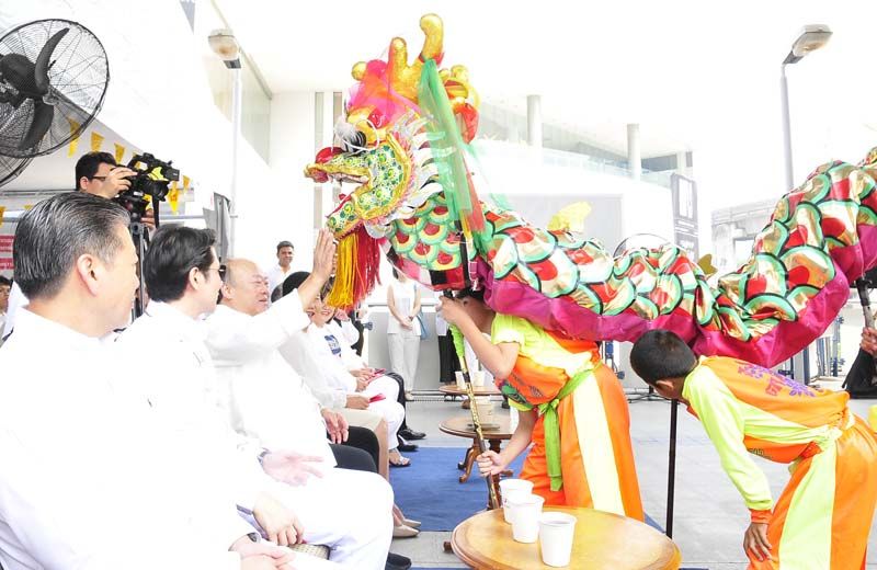 โชว์การแสดงมังกร และเชิดสิงโตเด็กจากคณะเด็กนักเรียนโรงเรียนวัดขุนจันทร์