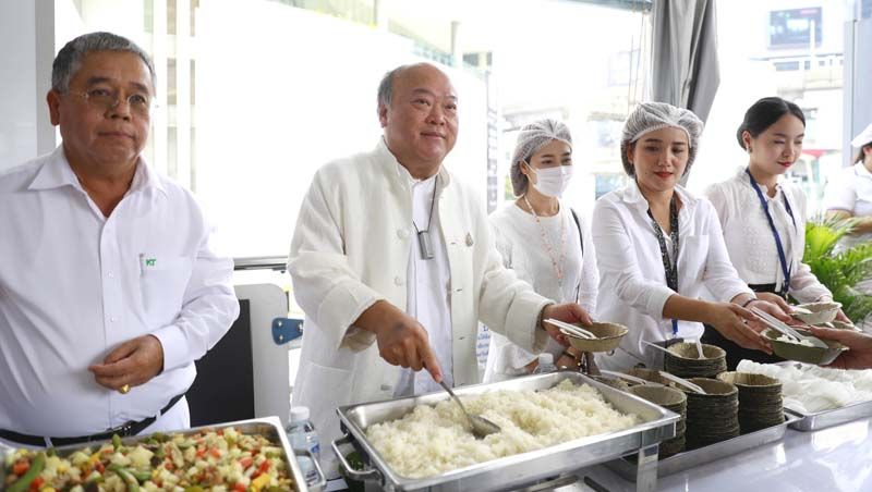 ร่วมกันตักอาหารเจแจกจ่ายให้กับประชาชนที่เข้าร่วมภายในงาน

