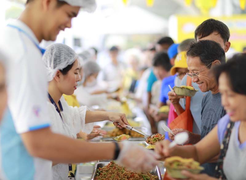 ประชาชนร่วมรับประทานอาหารเจ