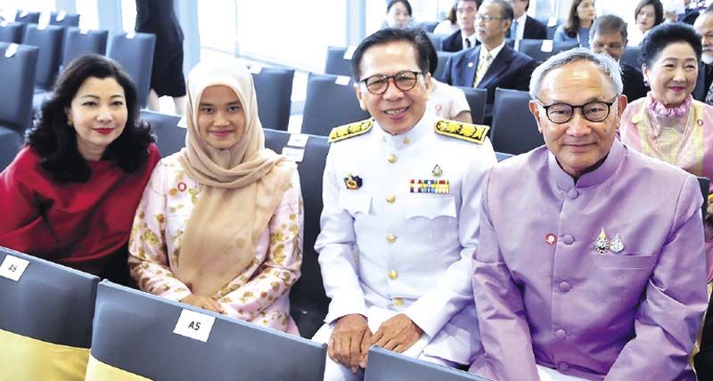 ชฎาทิพ จูตระกูล ผู้บริหารไอคอนสยาม, Ms.Suzilah Mohd Sidek อุปทูตมาเลเซีย, วิบูลย์ คูสกุล อดีตเอกอัครราชทูตไทย ณ กรุงปักกิ่ง, ชาลี จารุวัสตร์ 