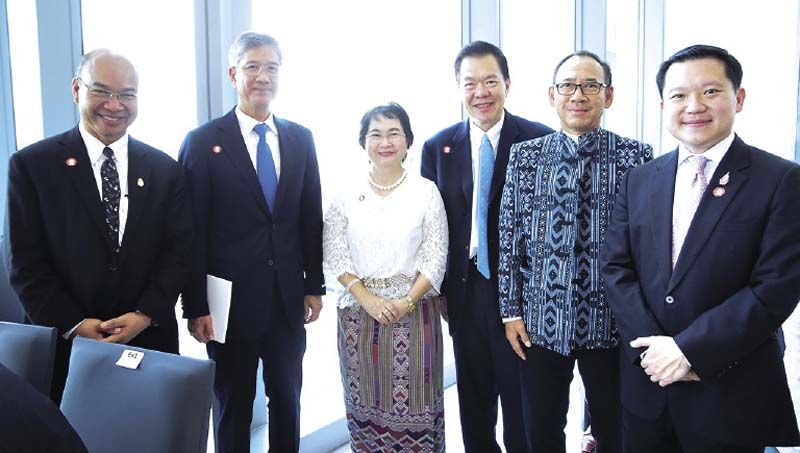 ศรัณยู ชเนศร์, กีรติ อัสสกุล, ประเสริฐสุข จามรมาน, สุรงค์ บูลกุล, สมิตร โอบายะวาทย์ และ ฐาปน สิริวัฒนภักดี