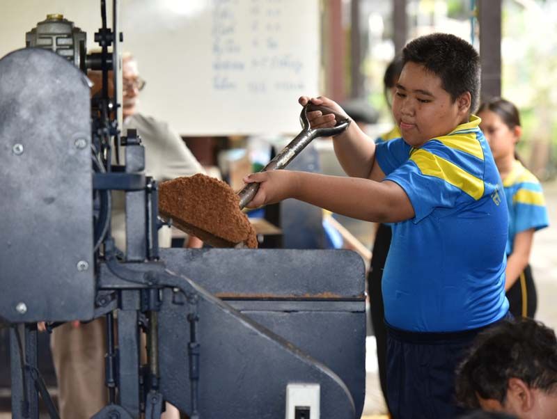 นำส่วนผสมที่เสร็จแล้วมาใส่ในช่องเครื่องอัด