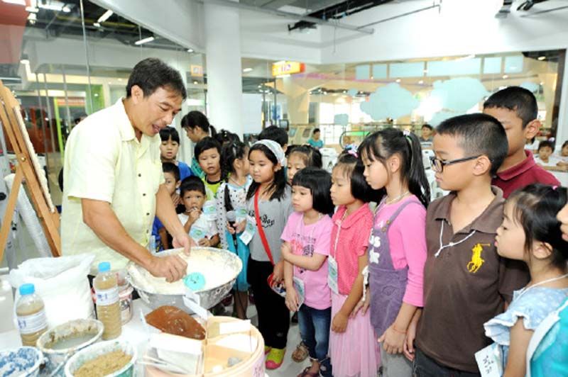 เด็กๆ ร่วมชมการปั้นดินจากวัสดุธรรมชาติ