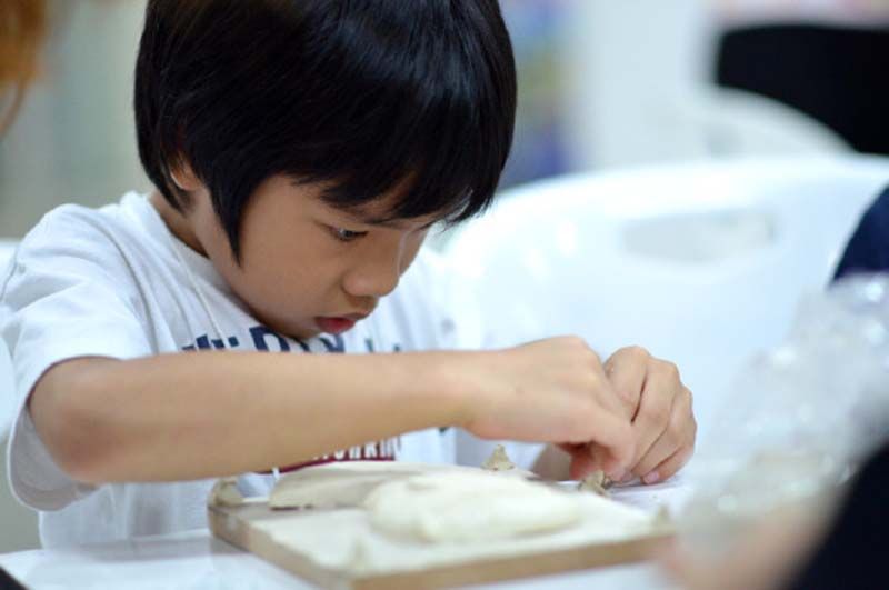 หนูน้อยทำกิจกรรมปั้นดินญี่ปุ่น ในกิจกรรมปลุกปั้นโลกของฉันในจินตนาการ