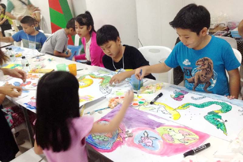 เด็กๆ ร่วมวาดภาพระบายสี ในกิจกรรมมหัศจรรย์สีน้ำรักษ์โลก
