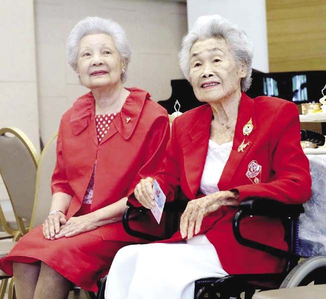ครูวรรณดี คันธวงศ์ อดีตอาจารย์ใหญ่และอดีตผู้จัดการโรงเรียนวัฒนาวิทยาลัย กับ ท่านผู้หญิงสุมาลี จาติกวนิช อดีตนายกสมาคมศิษย์วังหลัง-วัฒนา