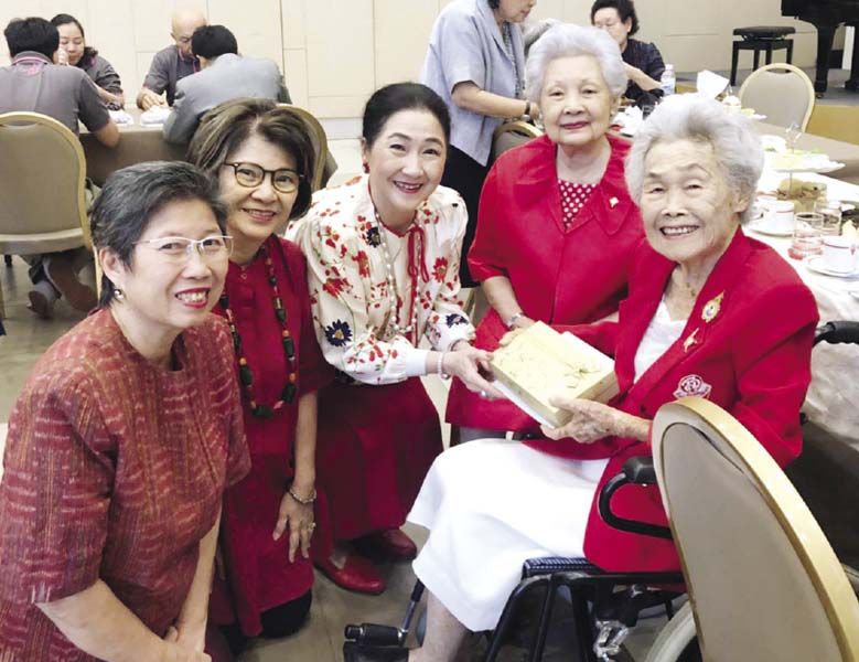 ศิษย์วัฒนารุ่น 92 ผาณิต พูนศิริวงศ์, ภาวิไล บุราวาศ และ ฆรณี
เทียนไทย เป็นตัวแทนรุ่นมอบเงินแด่ครูวรรณดี คันธวงศ์ พร้อมถ่ายภาพ
กับ ท่านผู้หญิงสุมาลี จาติกวนิช