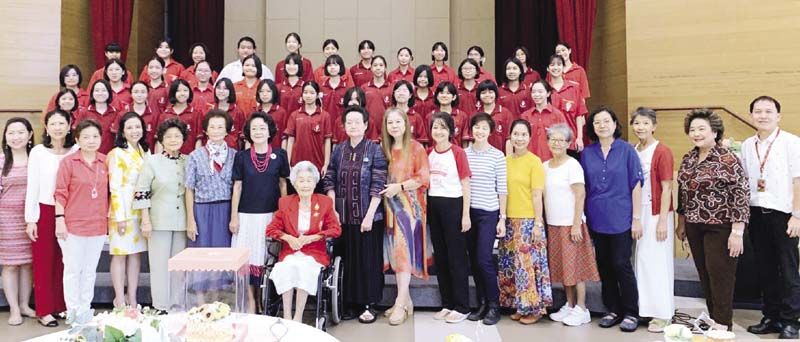 ครูวรรณดี คันธวงศ์ ร่วมถ่ายภาพกับศิษย์เก่าและคณะนักร้องประสานเสียง Wattana Girls’ Chorus