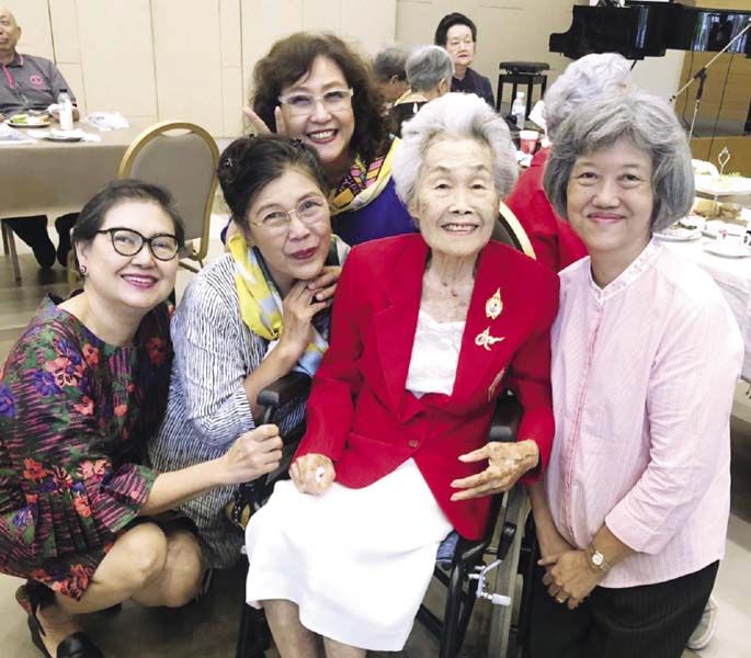 ลูกศิษย์รุ่น 98 เสาวรส ศิริวรรณ, ชลัยพร สิมะเสถียร, ระวิวรรณ
เหมะชญาติ และ ผกามาศ กลินวิทยา

