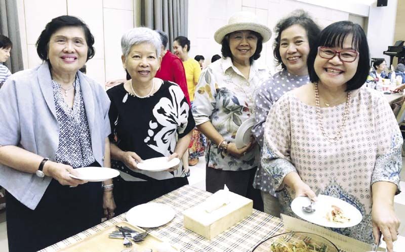 ชูจิต อเนกวณิช, ธารี ธรรมาชีวะ, ครูกาญจนา แสงปลั่ง, ครูอัมพิกุล
พรหมมี และ ครูบัณฑิตา อุปจันทร์
