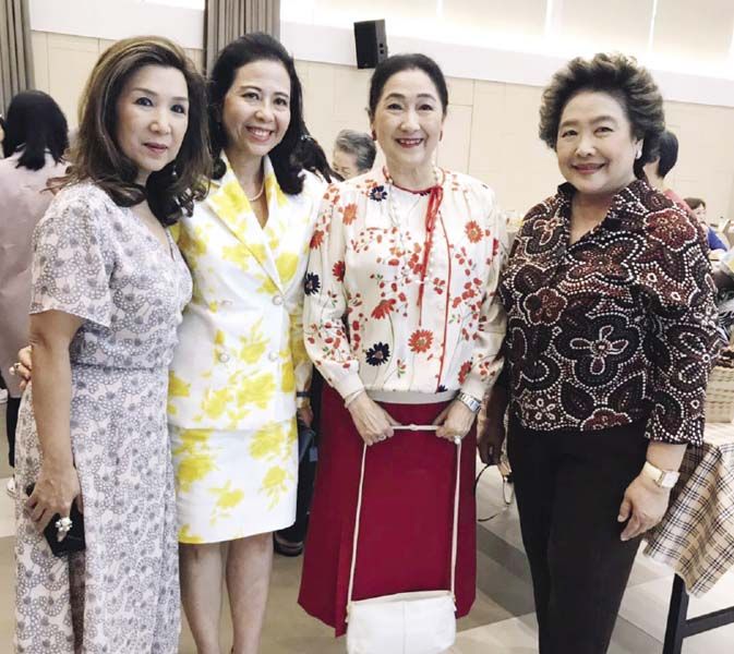 ชลลกา เก่งระดมยิง อดีตนายกสมาคมฯ, ลิสา นะวงศ์ นายกสมาคมฯ,
ผาณิต พูนศิริวงศ์ และ ธนิดา ฤทธาคนี