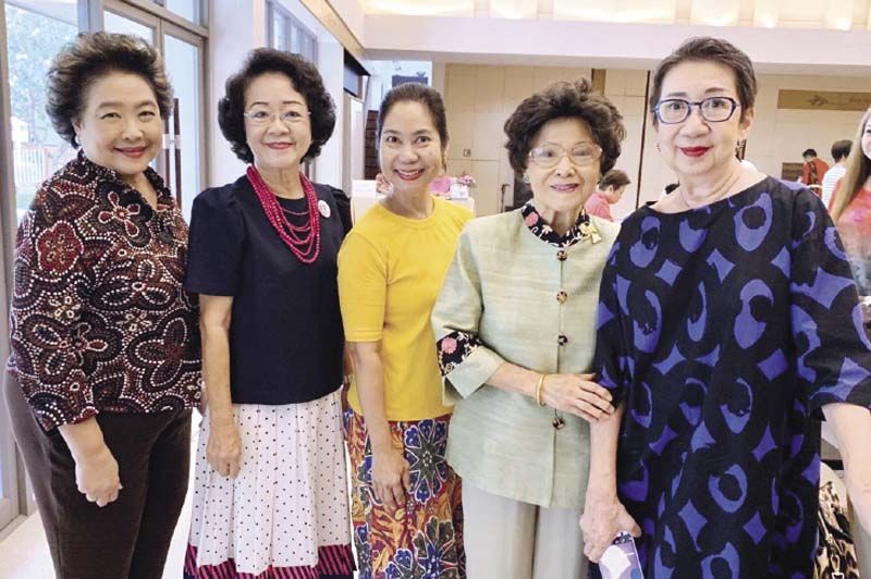 ธนิดา ฤทธาคนี, นภาพร พัฒนภักดี, ชรริน ญาณนนท์, ครูบุญธิดา เลิศดำริห์การ และ จารุรัช ตันตราภรณ์