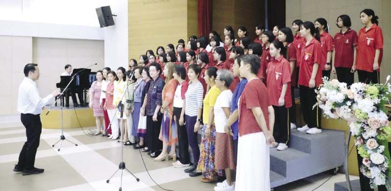 คณะนักร้องประสานเสียง Alimbi Chorus ร้องเพลงบัวขาว ร่วมกับ Wattana Girls’ Chorus มี อ.สถิต สุกจงชัยพฤกษ์ เป็นผู้ควบคุมวง