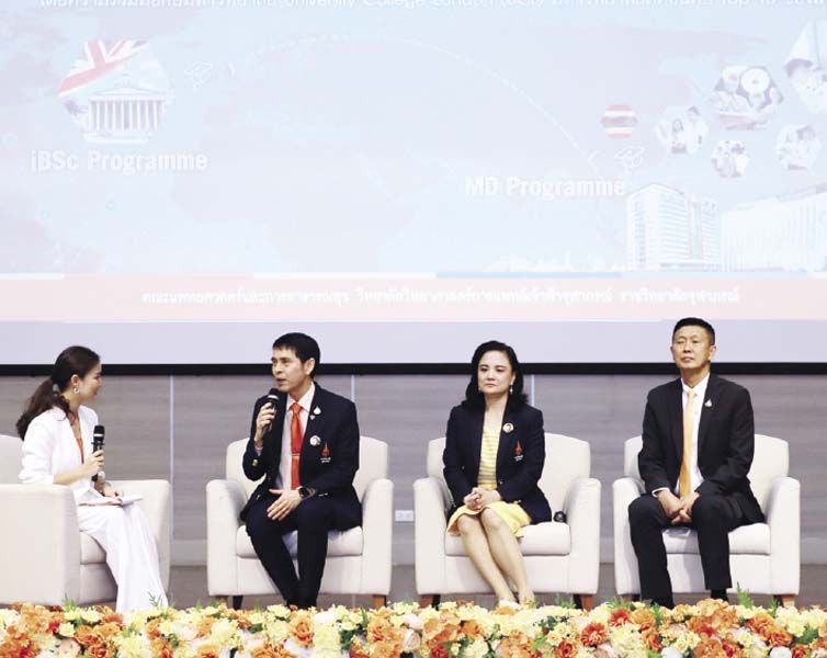 ร่วมพูดคุยบนเวที