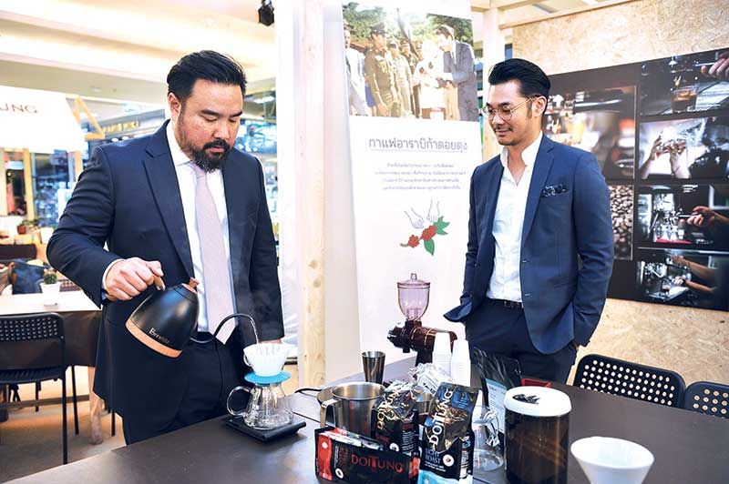 ม.ล.ดิศปนัดดา ดิศกุล สาธิตการชงกาแฟดริป โดยมี ปราการ ไรวา ร่วมชิม