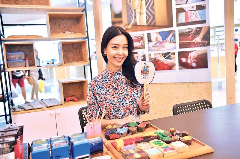 ม.ล.อรดิศ สนิทวงศ์ ร่วมเพ้นท์ภาพบนกระดาษสา