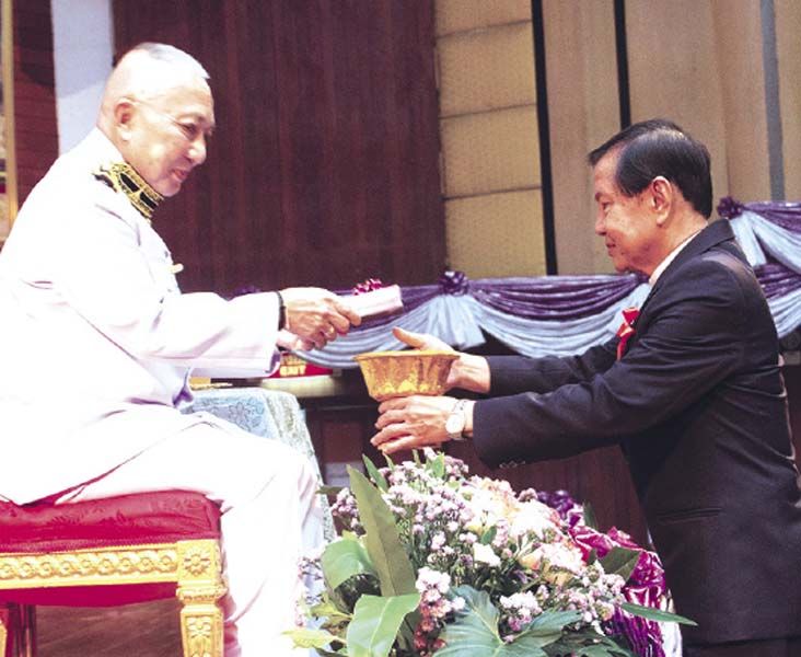 ภราดา ดร.บัญชา แสงหิรัญ มอบของที่ระลึก