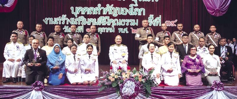 ถ่ายภาพร่วมกับตำรวจจราจรดีเด่น อาจารย์ระดับอุดมศึกษา พลเมืองดี รวมทั้งดาราจิตอาสาดีเด่น ที่ได้รับรางวัล อาทิ
วรินทร ปัญหกาญจน์ (ช่อง 3) และ ทิสานาฏ ศรศึก (ช่อง 7)