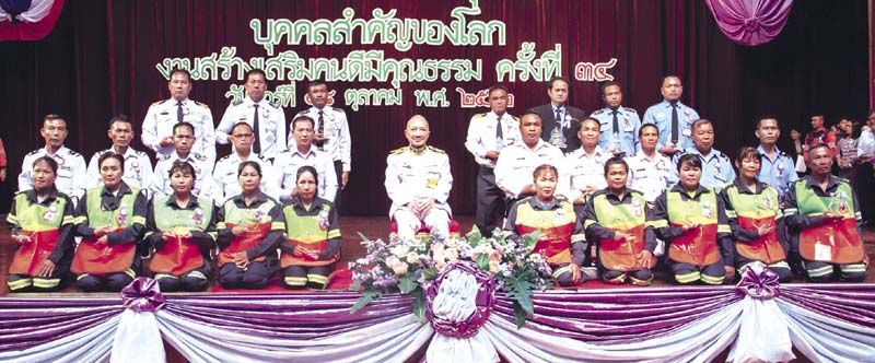 ถ่ายภาพร่วมกับ พนักงานกวาดถนน คนขับรถโดยสารประจำทาง ของ ขสมก. และ บขส.