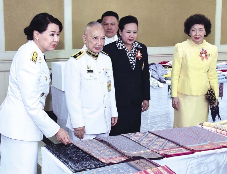 ผู้แทนพระองค์ ชมผลิตภัณฑ์หัตถกรรมดีเด่นจากทุกภาคที่ได้รับรางวัลหม่อมงามจิตต์ บุรฉัตร