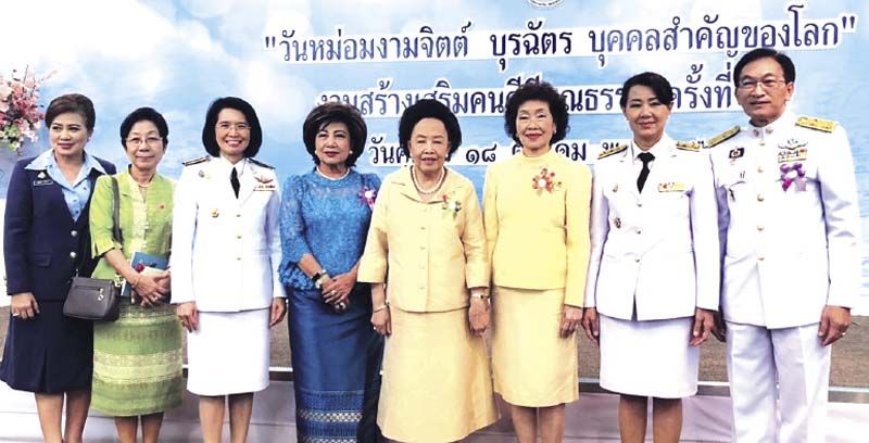 คุณหญิงแสงเดือน ณ นคร, อารยา อรุณานนท์ชัย, ทัศนีย์ ผลชานิโก รองอธิบดีกรมประชาสัมพันธ์, บรรลือ สุกใส ผช.ปลัด กทม., กอบเพชร หาญพัฒนพาณิชย์ ผอ.กองกลางสำนักนายกรัฐมนตรี,
พรอัปสร นิลจิลดา อุปนายก ส.ทอ., จิตรา ศรีรุ่งเรือง และ ภรณี บุญมี มูลนิธิเด็กโสสะแห่งประเทศไทยฯ