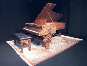 พรม Pink Silk และแกรนด์ เปียโน คลาสสิก