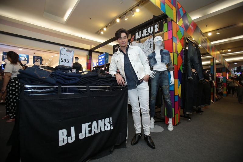 บันเทิง - กรี๊ดสลบ!!ตกหลุมรักรอยยิ้มละมุน 'โอบ นิธิ'เดินแฟชั่นโชว์BJ JEANS