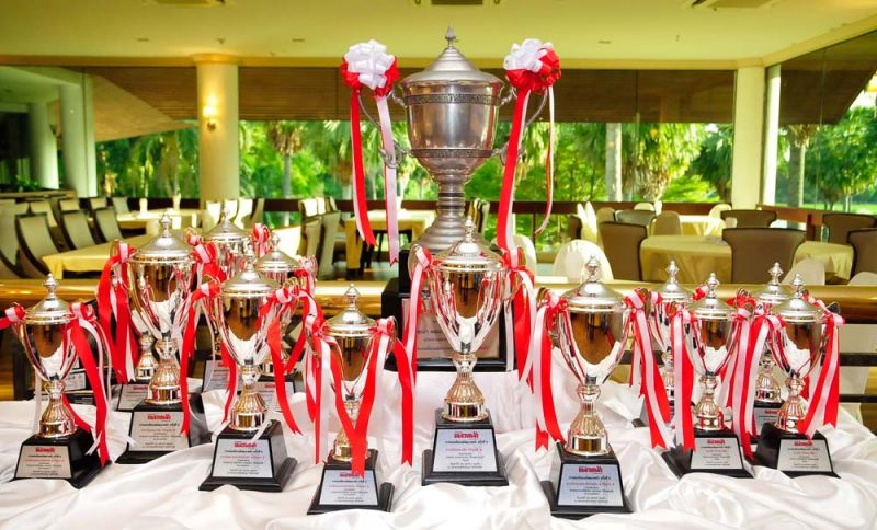 ถ้วยรางวัลเกียรติยศ ฯพณฯ พล.อ.เปรม ติณสูลานนท์ รัฐบุรุษ พร้อมถ้วยรางวัลเกียรติยศ ศ.พิเศษ พรเพชร วิชิตชลชัย ประธานวุฒิสภา ในการแข่งขันกอล์ฟแนวหน้า ครั้งที่ 9