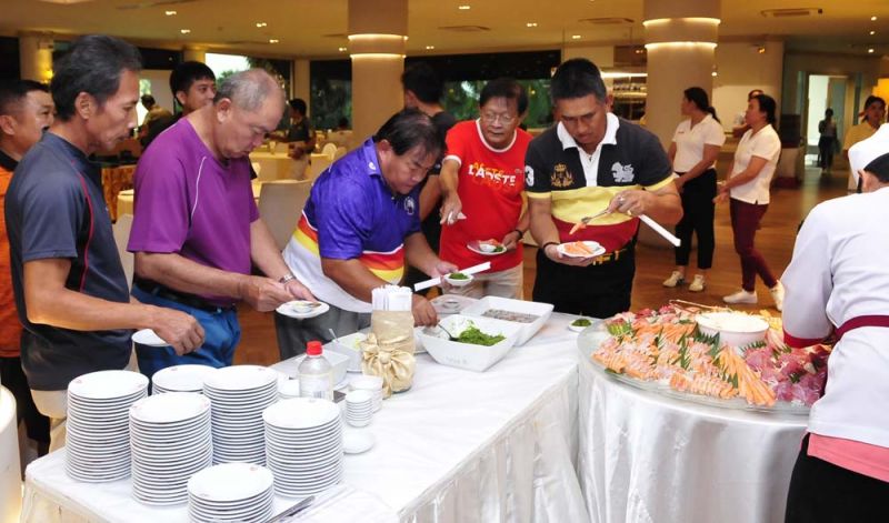 นักกอล์ฟรับประทานมื้อค่ำอย่างเพลิดเพลินกับเมนูโปรดอาหารญี่ปุ่น