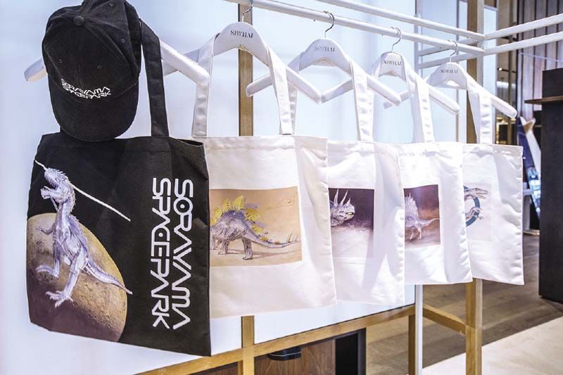 สินค้าลิมิเต็ดเอดิชั่น ฝีมือการออกแบบของ Sorayama และ AMKK
ที่ทำขึ้นเพื่องานนี้โดยเฉพาะ