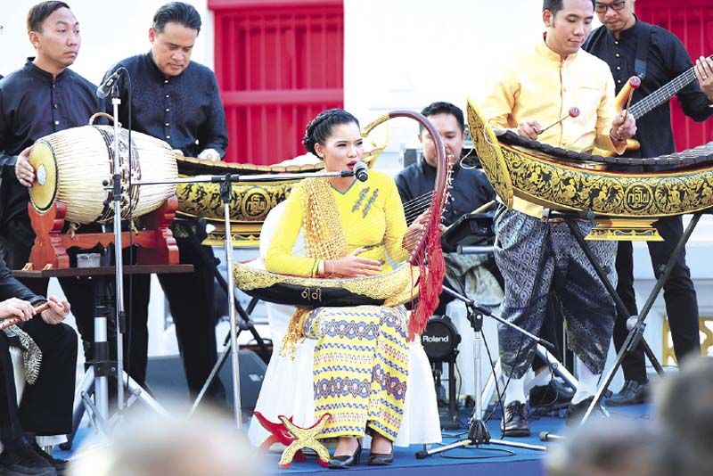 การแสดงเปิดจากวงกอไผ่ ร่วมกับ ตัวแทนจากวงดนตรี
C Asean Consonant