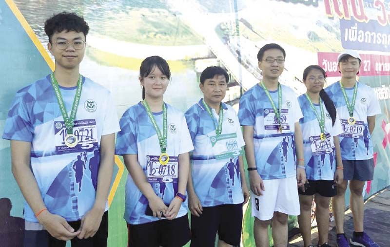 นักศึกษาแพทย์ ผู้ได้รับทุนการศึกษาจากมูลนิธิทุนแพทย์เพื่อปวงประชา มาร่วมกิจกรรมเดิน-วิ่งการกุศลในครั้งนี้ด้วย