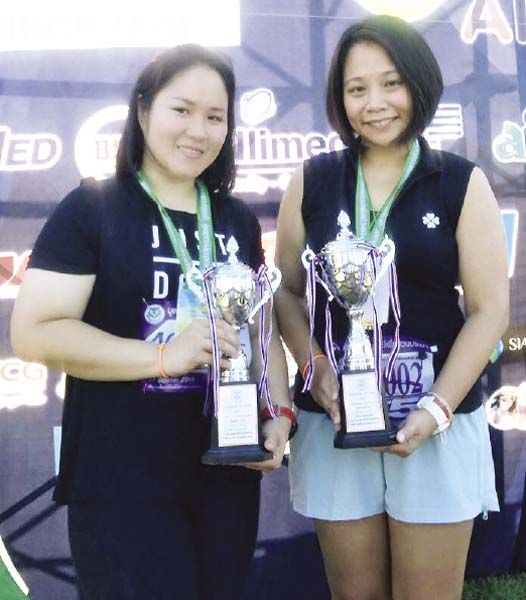 ผู้เข้าร่วมกิจกรรม เดิน วิ่ง การกุศลมูลนิธิทุนแพทย์เพื่อปวงประชา รับถ้วยรางวัลในกิจกรรมแต่ละประเภท