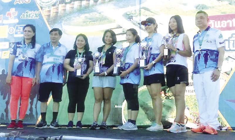 ผู้เข้าร่วมกิจกรรม เดิน วิ่ง การกุศลมูลนิธิทุนแพทย์เพื่อปวงประชา รับถ้วยรางวัลในกิจกรรมแต่ละประเภท