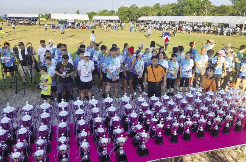 ถ้วยรางวัลสำหรับนักเดิน วิ่ง การกุศลมูลนิธิทุนแพทย์เพื่อปวงประชา พร้อมนักวิ่งที่เข้าร่วมกิจกรรมในครั้งนี้อย่างคับคั่ง