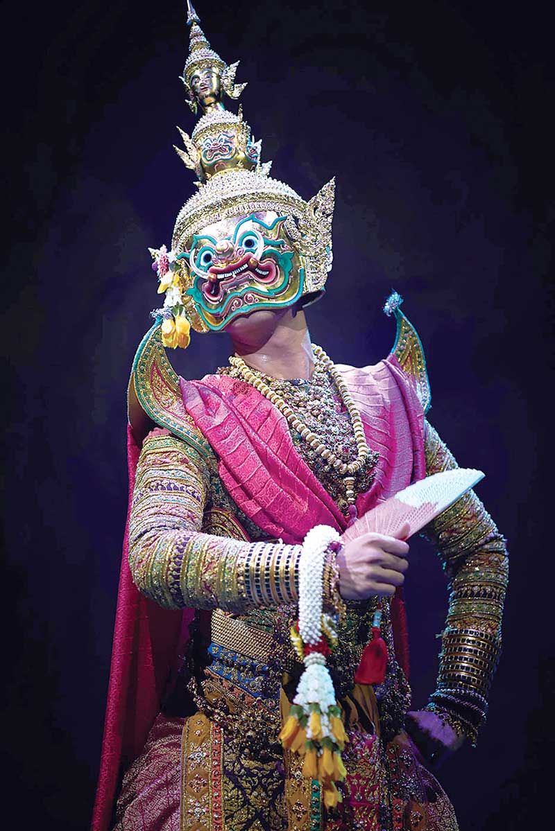 ทศกัณฐ์ในเครื่องทรง งดงามตาม
บทรำฉุยฉายทศกัณฐ์ลงสวน