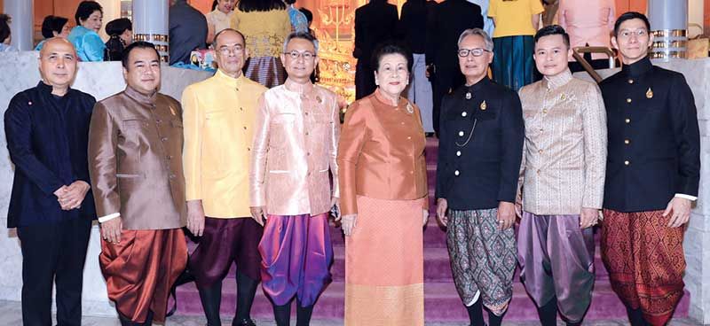 ท่านผู้หญิงจรุงจิตต์ ทีขะระ เลขาธิการมูลนิธิส่งเสริมศิลปาชีพฯ และประธานคณะ กก. จัดการแสดงโขนมูลนิธิส่งเสริมศิลปาชีพฯ
พร้อมด้วยคณะ กก.จัดการแสดงโขนฯ อาทิ อ.สุดสาคร ชายเสม, ดร.อนุชา ทีรคานนท์, อ.ประเมษฐ์ บุณยะชัย, ดร.สุรัตน์ จงดา ผู้เขียนบท
และกำกับการแสดงโขนฯ และ อ.พีรมณฑ์ ชมธวัช