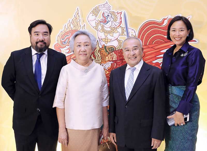 ม.ร.ว.ดิศนัดดา-คุณหญิงพวงร้อย-ม.ล.ดิศปนัดดา ดิศกุล และ พิมพรรณ ดิศกุล ณ อยุธยา