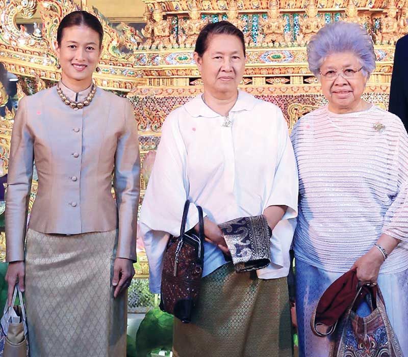 (ขวา) ท่านผู้หญิงบุตรี วีระไวทยะ ม.ล.เอื้อมสุขย์ กิติยากร และ ม.ล.ยุวันวรี กิติยากร