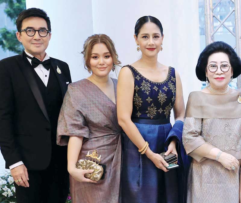 (ขวา) คุณหญิงจิราภา สูตะบุตร กับครอบครัว ฉัตรชัย-
สินจัย-ฑิชากร เปล่งพานิช