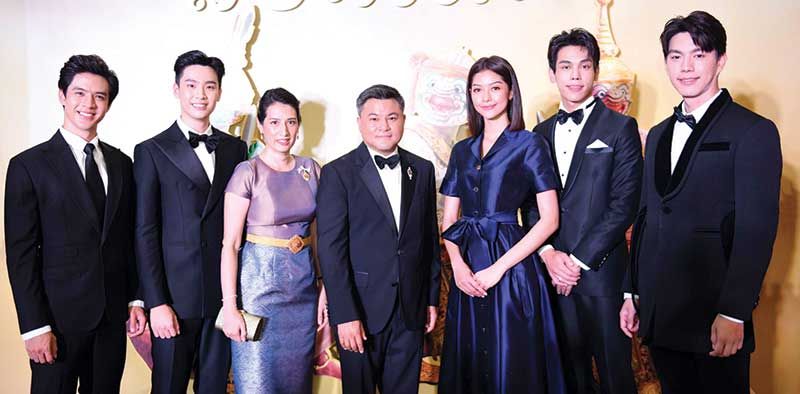 ถกลเกียรติ-กณิการ์ วีรวรรณ พร้อมด้วย ธนภัทร กาวิละ, ศรัณย์ นราประเสริฐกุล, นัตยา ทองเสน, ภรภัทร ศรีขจรเดชา และ นรภัทร วิไลพันธุ์