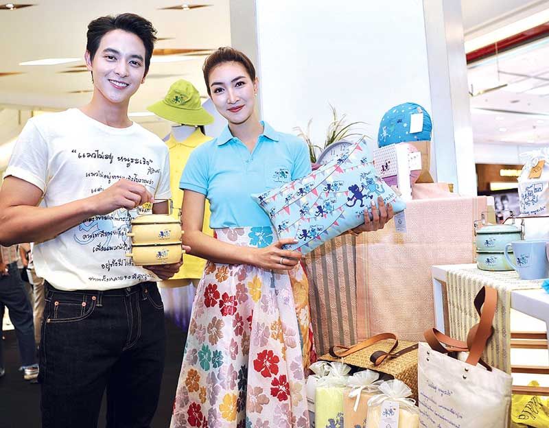 เจมส์-จิรายุ ตั้งศรีสุข และ แพนเค้ก-เขมนิจ จามิกรณ์ ร่วมแสดงแบบ