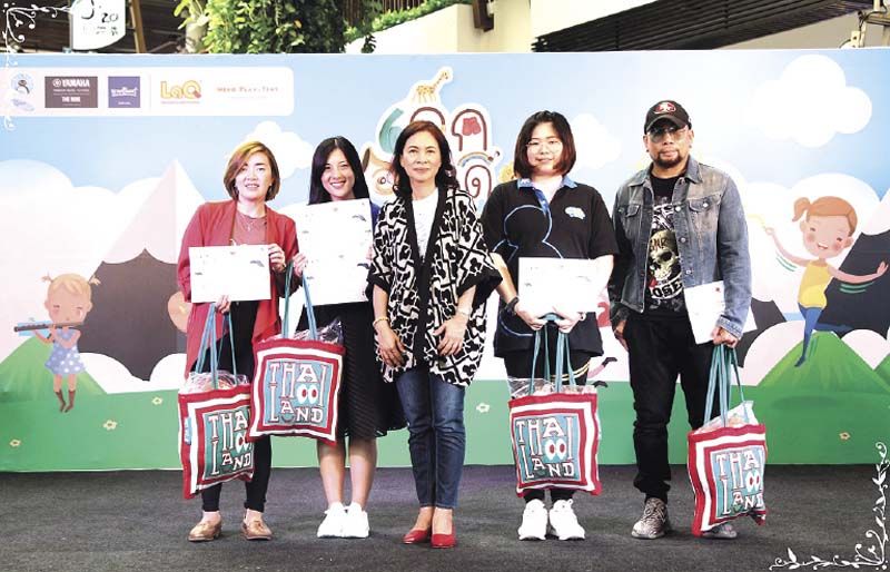 จรูญรัตน์ สาลี ผจก.ทั่วไป บจ.เดอะไนน์ เซ็นเตอร์ ต้อนรับพร้อมมอบใบประกาศนียบัตรให้กับตัวแทนสถาบันสอนพิเศษ ภายในศูนย์การค้าเดอะไนน์ เซ็นเตอร์ พระราม 9 ได้แก่
โรงเรียนพิงกุส์ อิงลิส สคูล, สถาบันครูยักษ์ สปอร์ต ยิม,โรงเรียนสอนศิลปะการปั้น
เคลย์ เวิร์คส, โรงเรียนสอนดนตรียามาฮ่า มิวสิก สคูล และสถาบันส่งเสริมทักษะการเรียนรู้
คิงส์คลาส อะคาเดมี่ ที่มาร่วมออกบูธกิจกรรมและสร้างสรรค์การแสดงน่ารักจากเด็กๆ