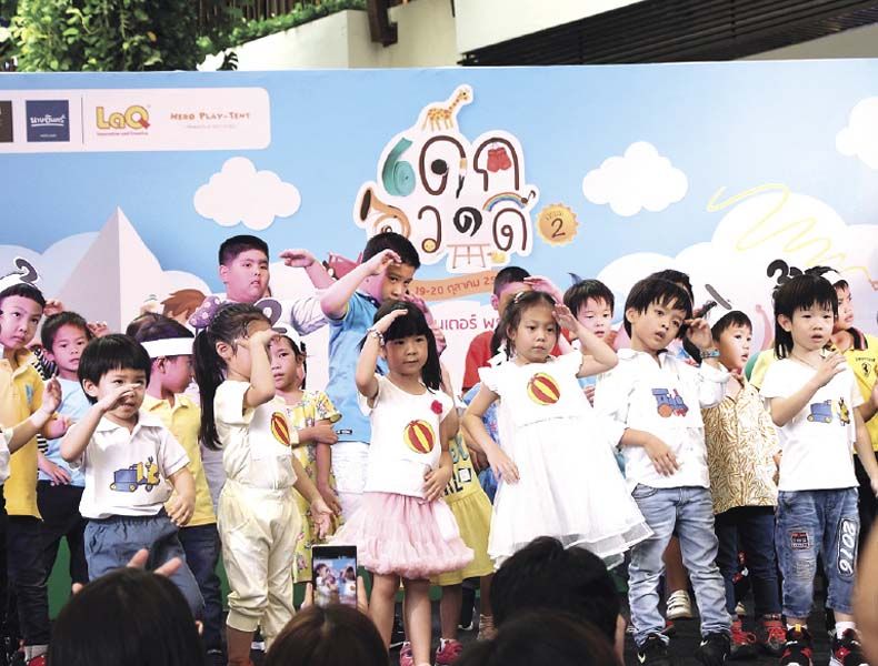 เด็กๆ จากโรงเรียนพิงกุส์ อิงลิส สคูล แสดงทักษะการร้องเพลงและทายคำศัพท์ภาษาอังกฤษ