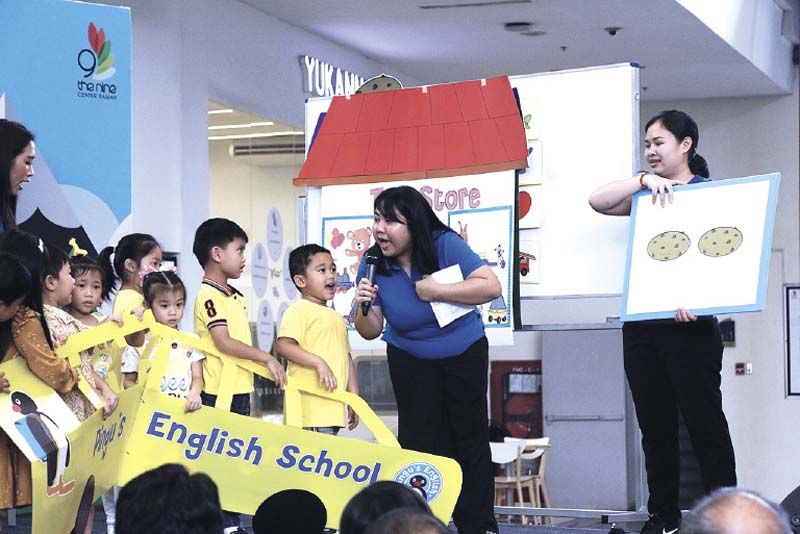 เด็กๆ จากโรงเรียนพิงกุส์ อิงลิส สคูล แสดงทักษะการร้องเพลงและทายคำศัพท์ภาษาอังกฤษ