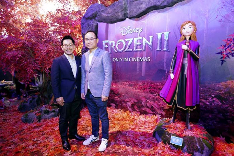 ปรีชา อาชามงคล Director of Consumer Products Commercialization
บจ.เดอะ วอลท์ ดิสนีย์ (ประเทศไทย) กับ นิพนธ์ รักศรีอักษร รอง กก.ผอ.
สายงานการตลาด กลุ่ม บ.คิง เพาเวอร์
