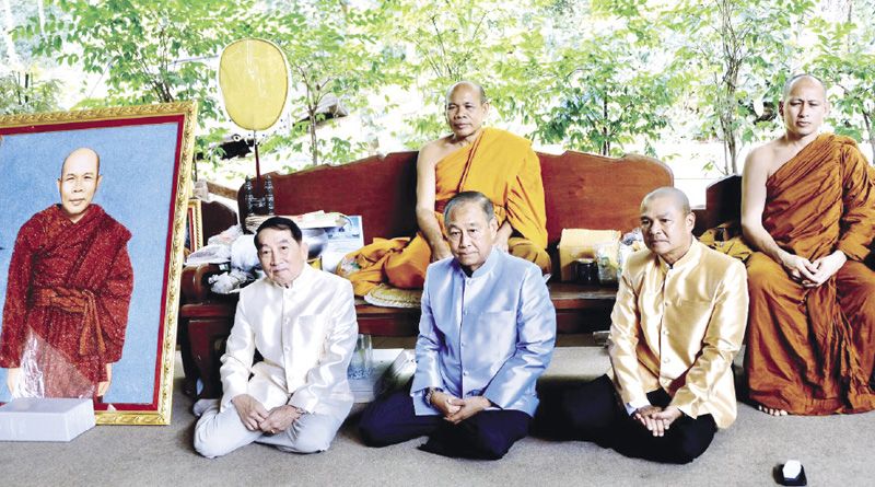 พระอธิการ ธาตุ อธิปัญโญ เจ้าอาวาส กับ 2 อดีต ผบ.ทอ. พล.อ.อ.อิทธพร ศุภวงศ์, พล.อ.อ.ชลิต พุกผาสุข และ พล.อ.อ.มานัต วงษ์วาทย์ ผบ.ทอ.